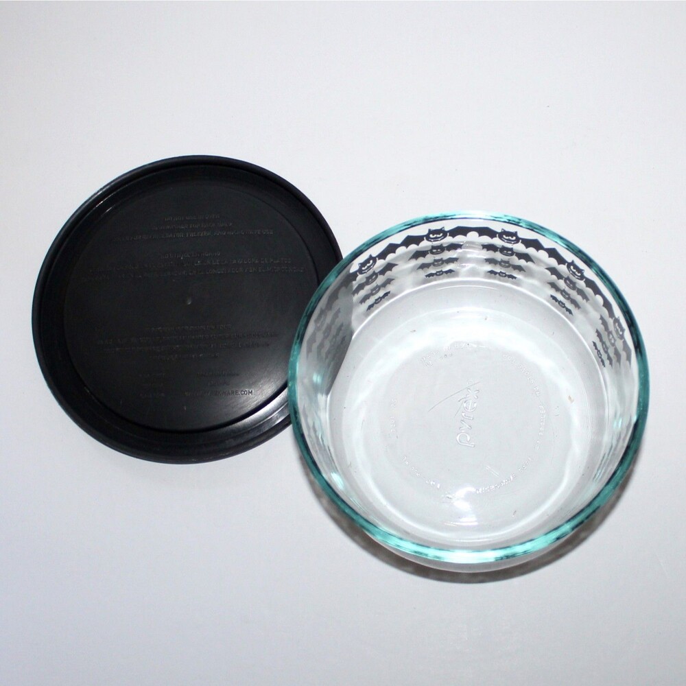 Pyrex Halloween Black Bats 1 Qt glass storage container with lid - Picture 6 of 7